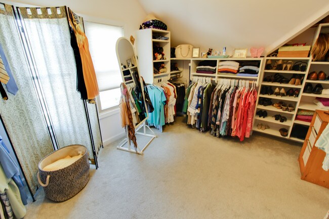 Walk-In Closet - 1623 N Astor St