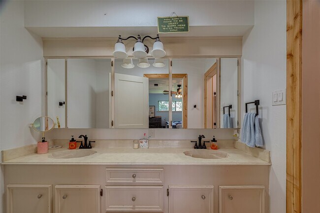 Building Photo - 109 Fox Hollow Dr