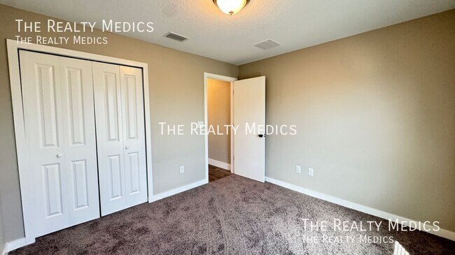 Building Photo - 8833 Hampshire Dr