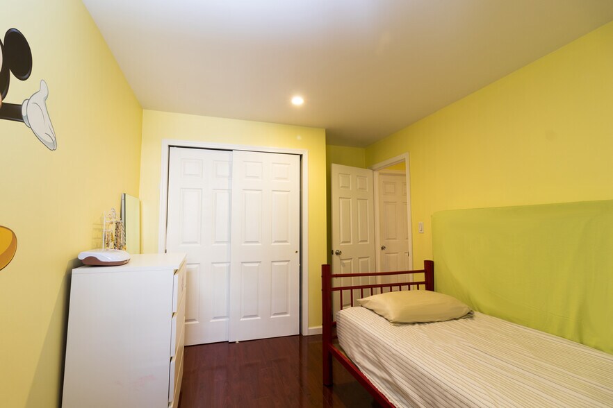 middle bedroom on 2nd fl - 633 Washington Ave