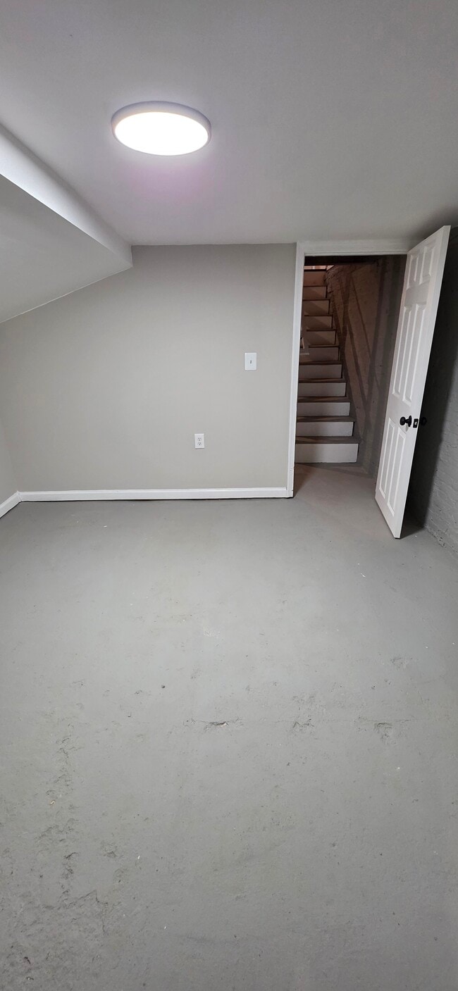 Building Photo - 502 N Curley St