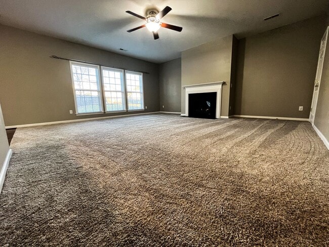 Building Photo - Gorgeous 4 Bedroom, 2 1/2 Bathroom Home in...