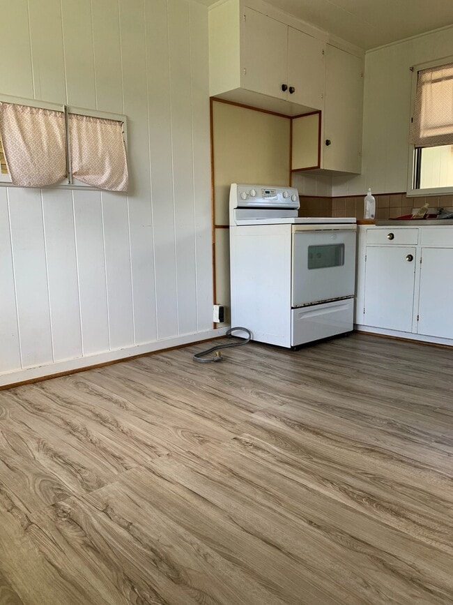 Building Photo - Charming Singe Family Home 3/1/2 with Spacious & Fenced Yard