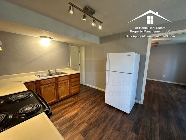 Building Photo - 101 E 10th St