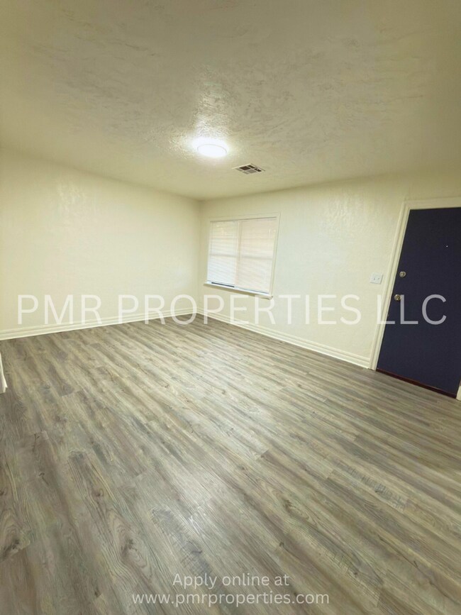 Building Photo - 2 Bedrooms - 1 Bath House