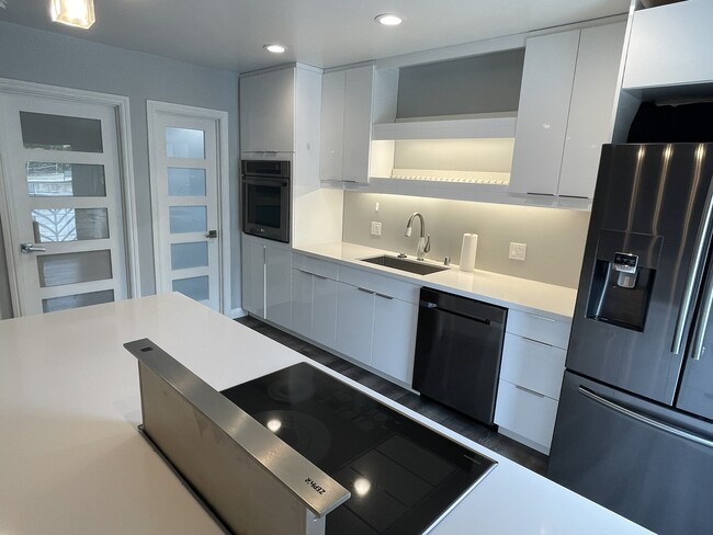 Building Photo - 6153 Kalaniana?ole Hwy