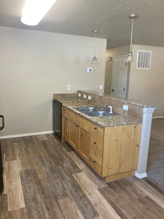 Building Photo - AB1436