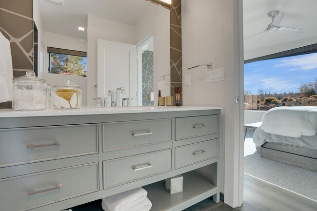 Building Photo - Contemporary Fully Furnished Four Bed Four Bath Masterpiece in Tetherow