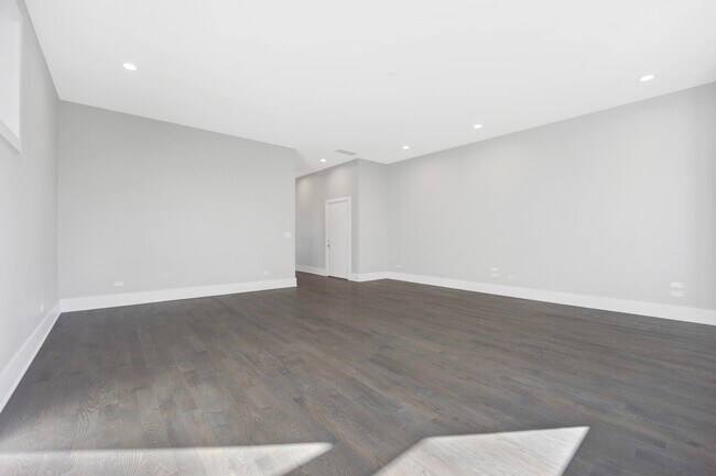 Building Photo - 562 W 18th St