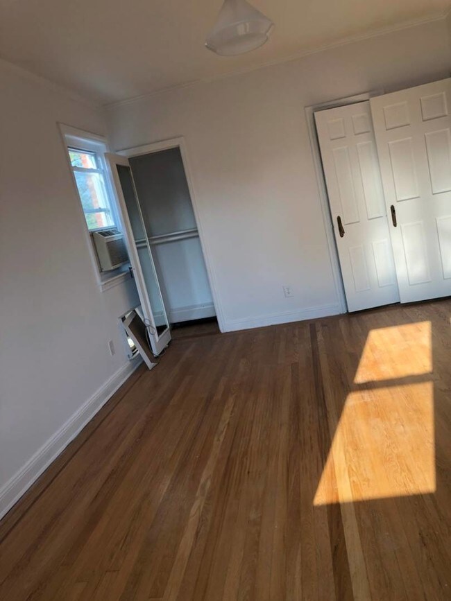 Building Photo - 166 Langham St