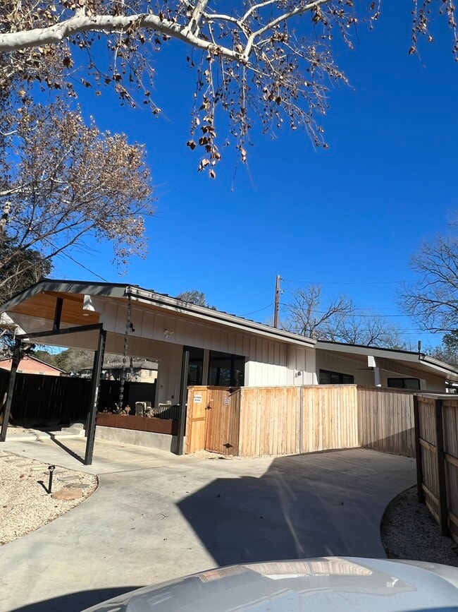 Building Photo - 3003 Birdwood Cir