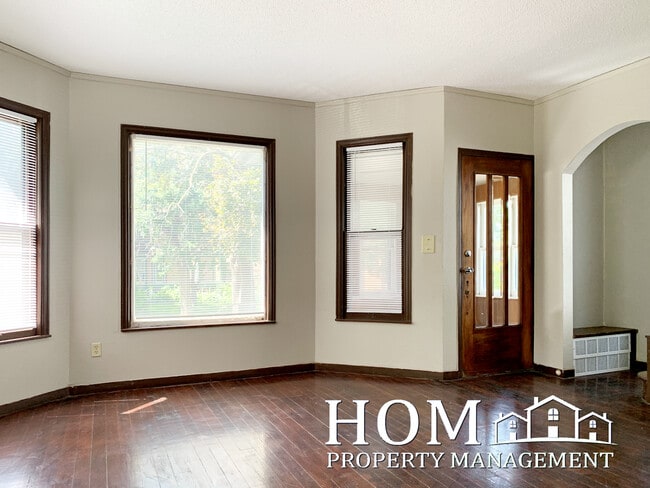 Building Photo - 127 Center St