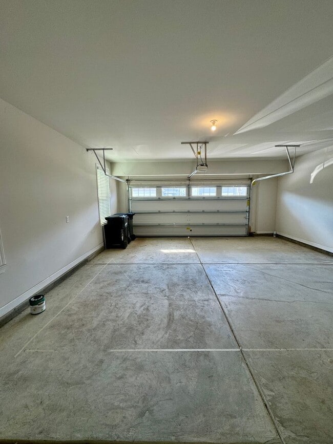 Building Photo - Beautiful 3BR/3.5BA Townhome in Rea Farms