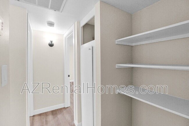 Building Photo - 1111 E University Dr