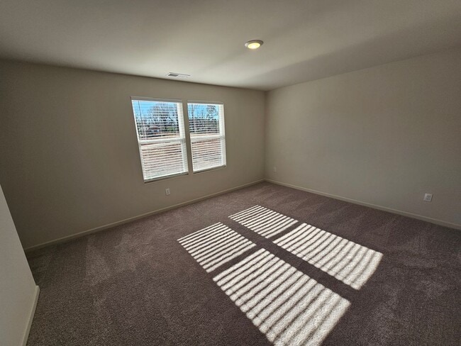 Building Photo - Like New Townhome in the heart of Newton