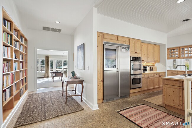 Building Photo - 6 Old Orchard Dr