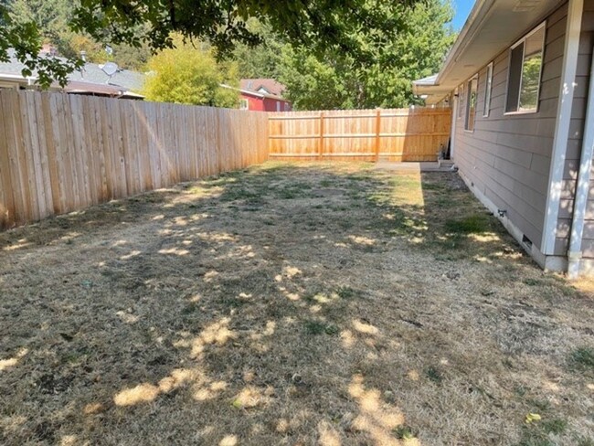 Building Photo - 2 Bedroom 1 bath Brownsville, Oregon