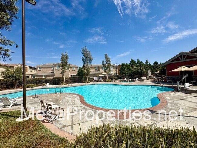 Building Photo - 3244 E Yellowstone Dr