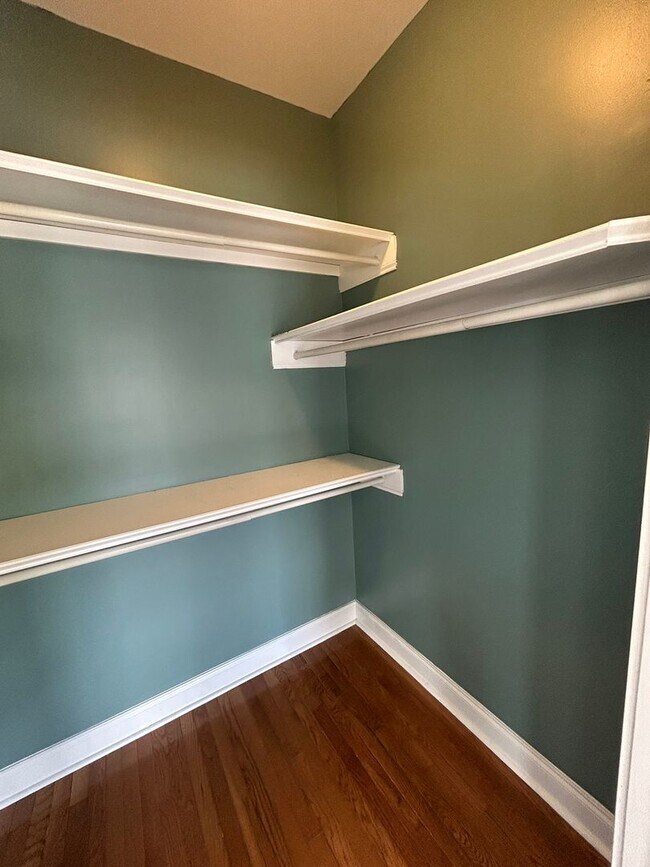 Building Photo - **FIRST MONTH RENT FREE**Charming 3 Bedroom/2 Bathroom with off street parking in Downtown Savann...