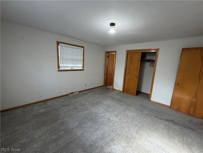 Building Photo - 290 Glenview Rd