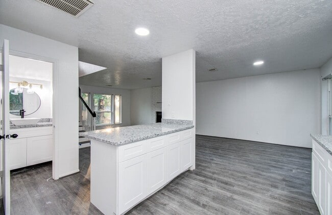 Building Photo - 5006 Village Springs Dr