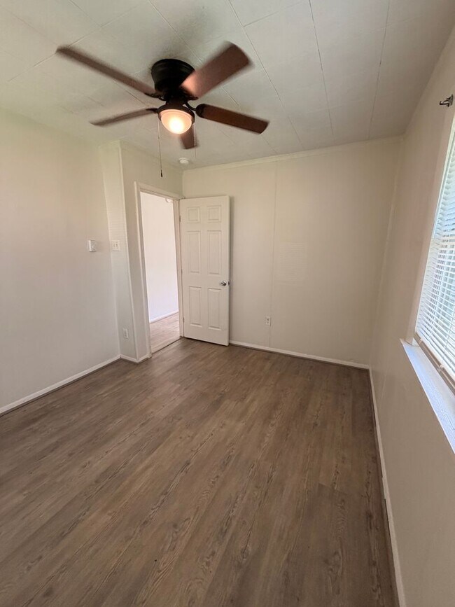 Building Photo - 1437 Oakcrest Dr