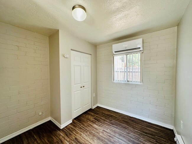 Building Photo - Spacious Studio Available Now! Great Commu...