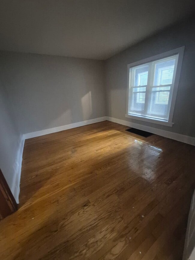 Building Photo - 4 Bedroom 2 Bath Single Family House!