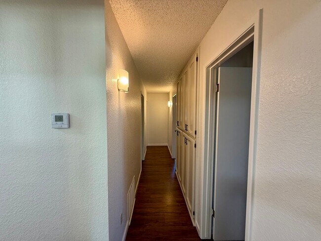 Building Photo - Single story home in established neighborhood!