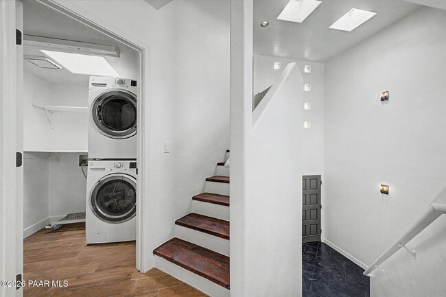 Building Photo - 504 S Stephanie Loop