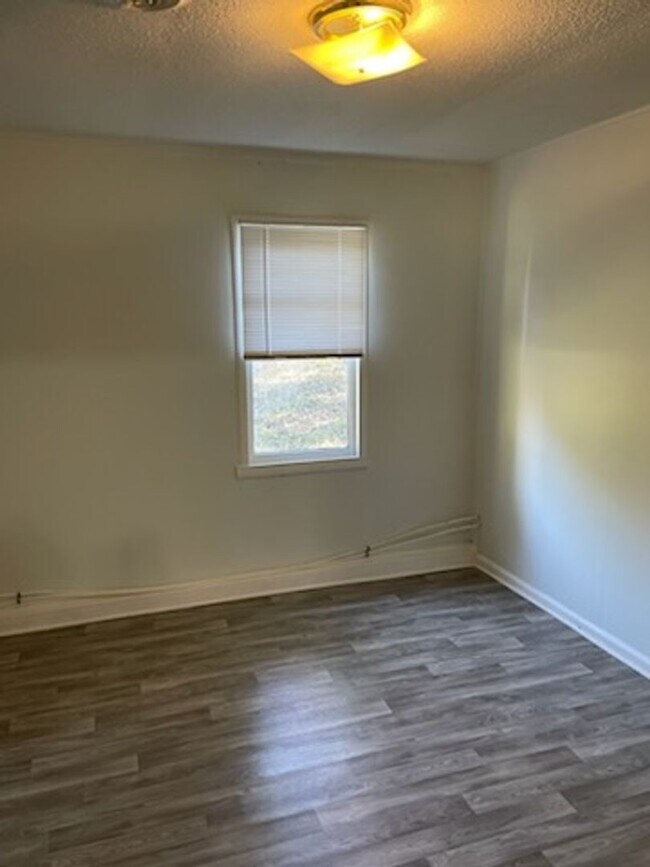 Building Photo - ADORABLE LITTLE HOME