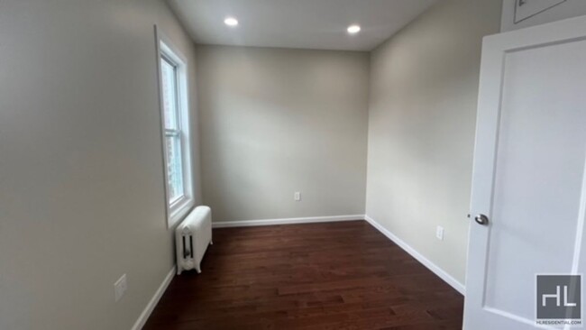 Building Photo - NEWLY  RENOVATED VERY SPACIOUS  2 BEDROOM ...