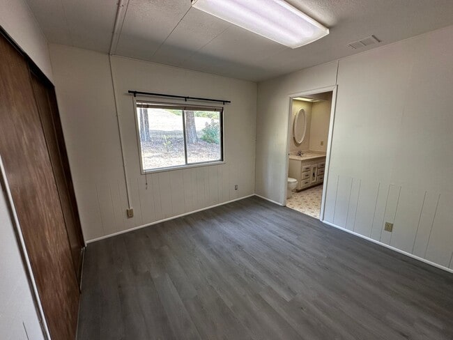Building Photo - Quiet 3 bedroom in Umpqua