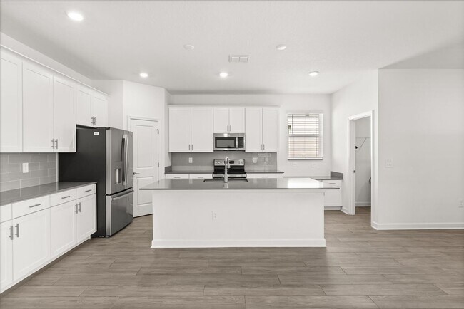 Building Photo - Spacious 5-Bedroom Solar Home for Rent in ...