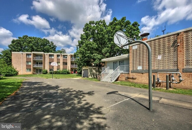 Building Photo - 2904 Kings Chapel Rd