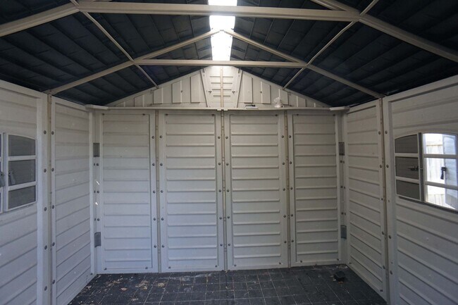 Building Photo - 3 Bed/2 Bath/ 2 Car Garage Home In Villas ...
