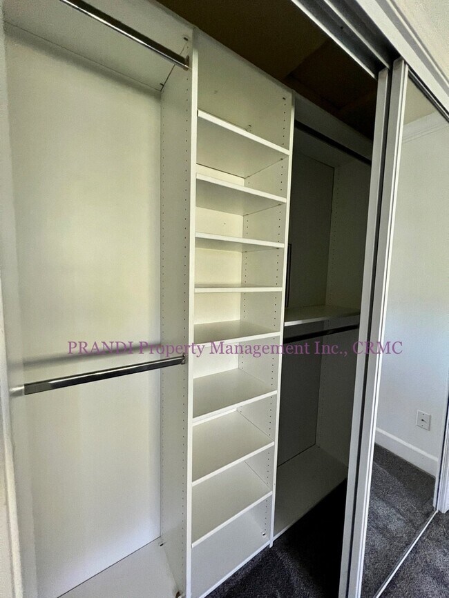 Building Photo - Delightful End Unit Townhome with Washer/D...
