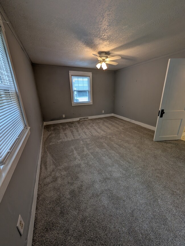 Building Photo - 214 SW Broadmoor Ave