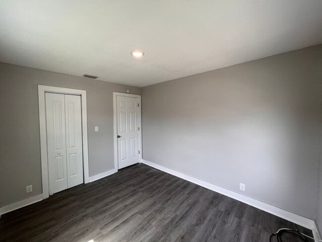 Building Photo - 718 W 7th St