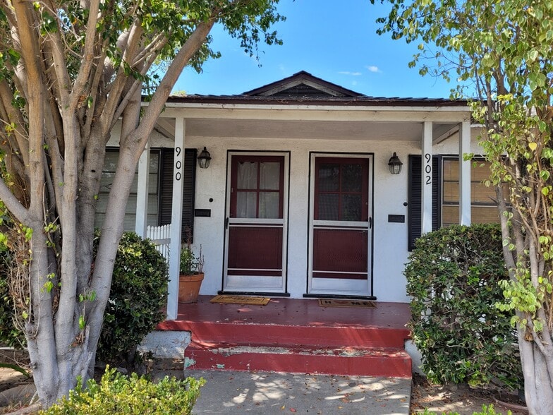 duplex front view, 900 left side, 902 right side - 902 Patterson Ave