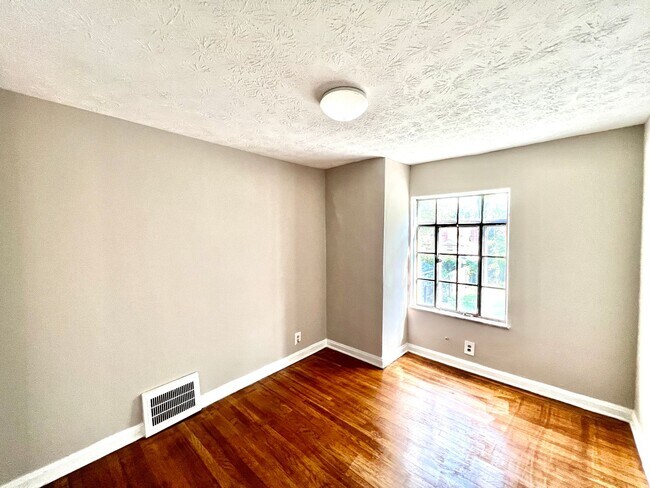 Building Photo - 21400 Goller Ave