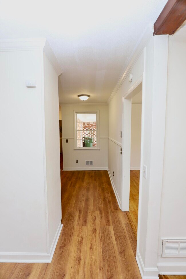 Building Photo - 1912 Dominion Dr