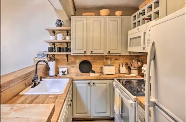 Building Photo - Charming 2BR Townhome in Lake Harmony