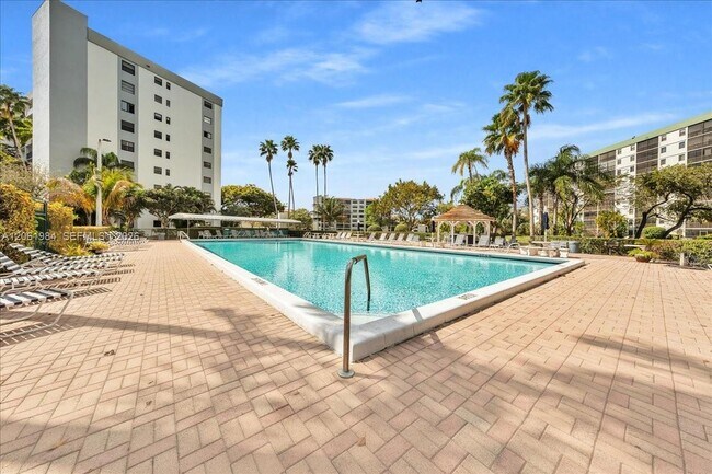 Building Photo - 2240 N Cypress Bend Dr