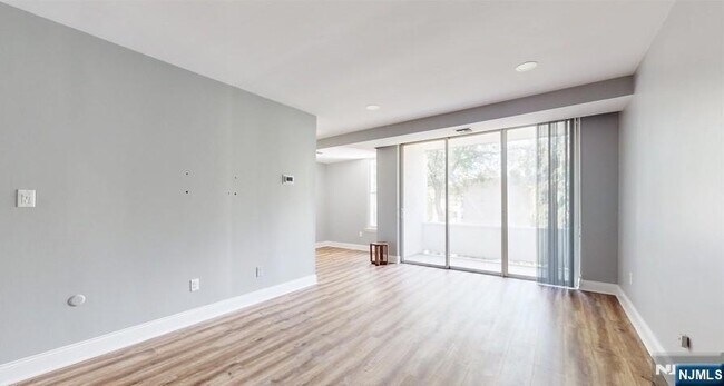 Building Photo - 462 River Rd