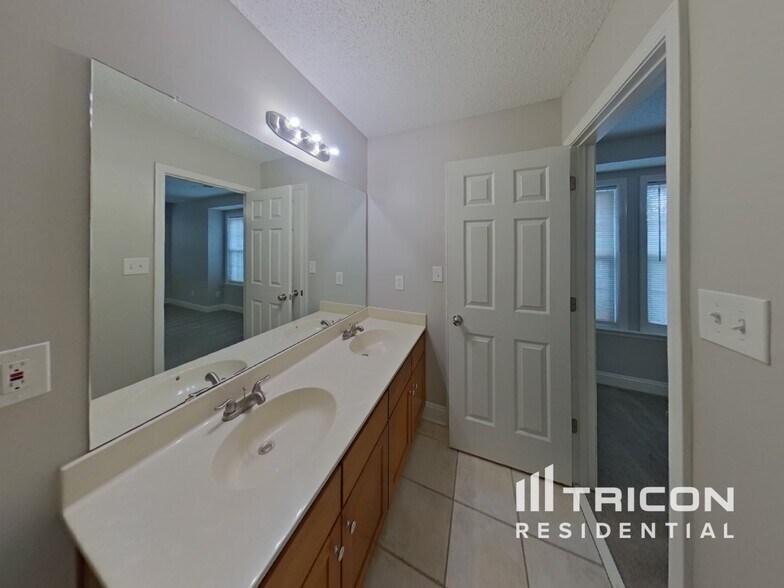 Building Photo - 13706 Traherne Ct