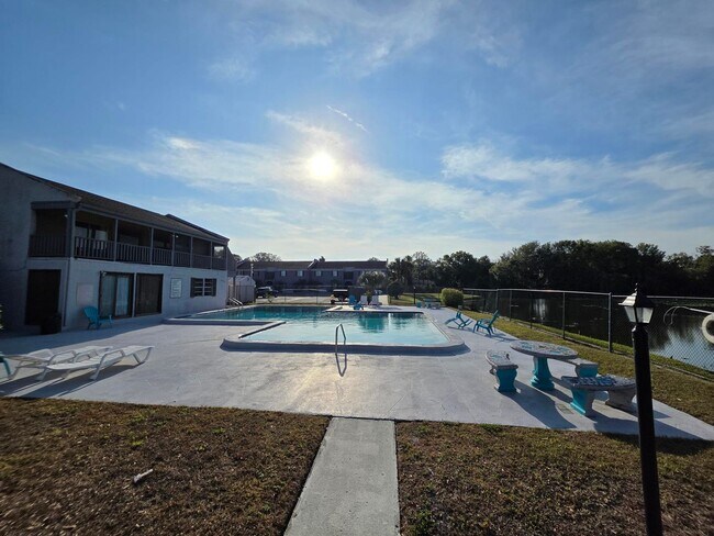 Building Photo - Furnished 2-Bedroom, 2-Bathroom Condo in Tampa