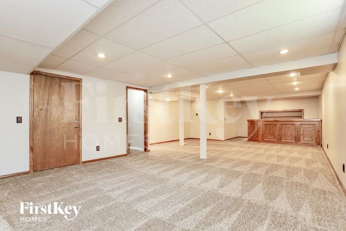Building Photo - 650 Silver Maple Dr