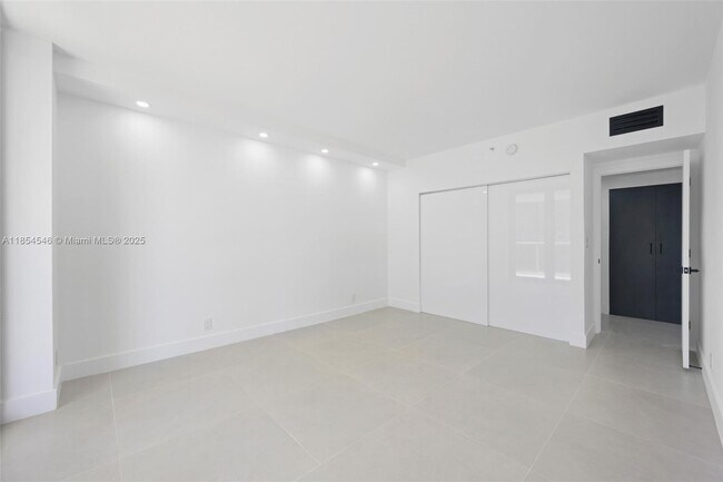 Building Photo - 20281 E Country Club Dr
