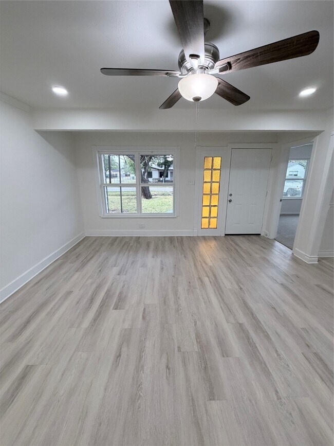 Building Photo - 5451 Oriole St